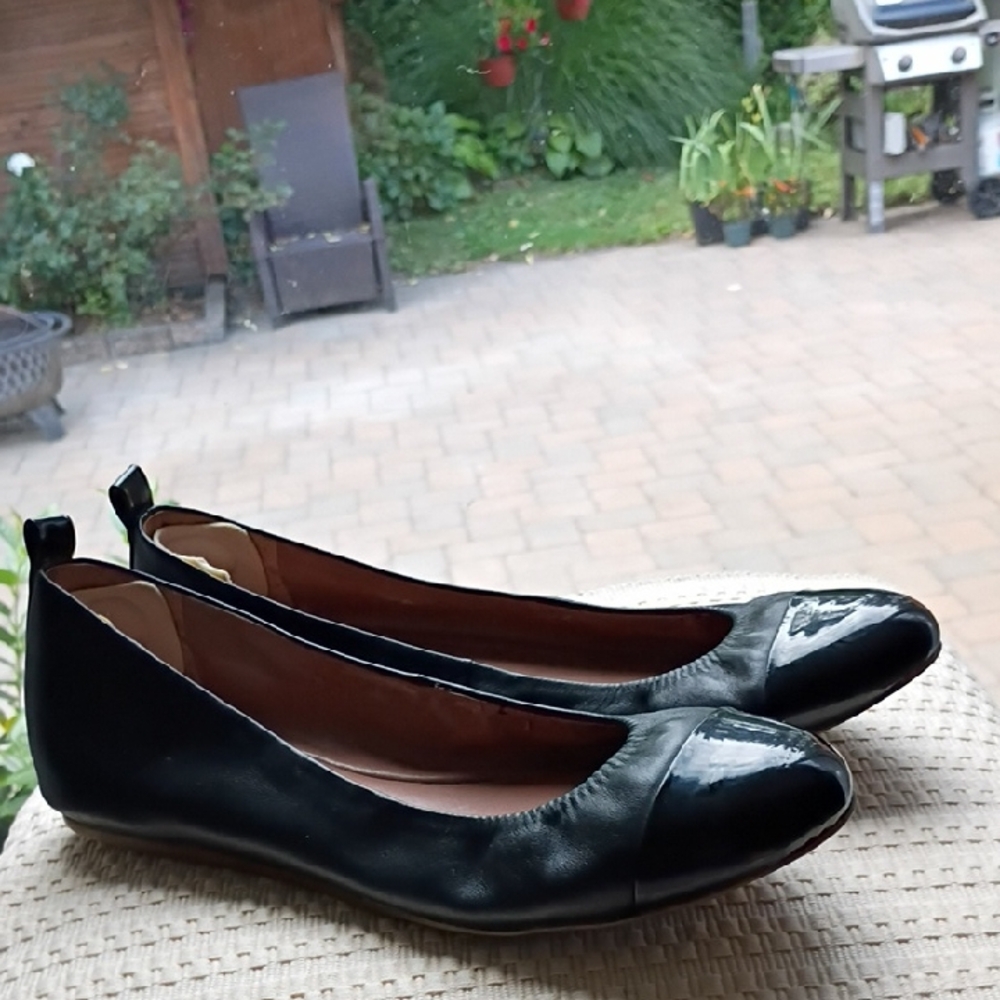 Ellen DeGeneres Black Leather Ballet Flats Size 10M..Very Good Condition.